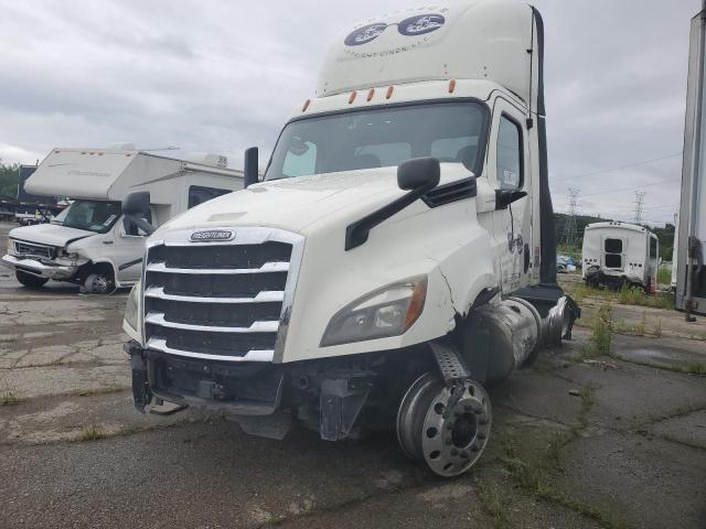  Salvage Freightliner Cascadia 1