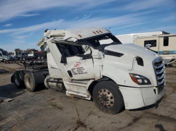  Salvage Freightliner Cascadia 1