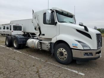  Salvage Volvo Vn