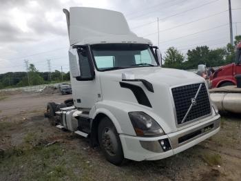  Salvage Volvo Vn