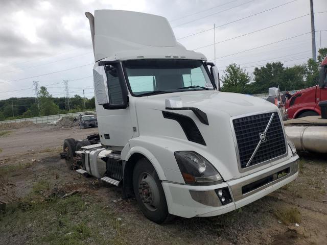  Salvage Volvo Vn