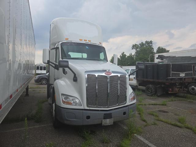  Salvage Peterbilt 579