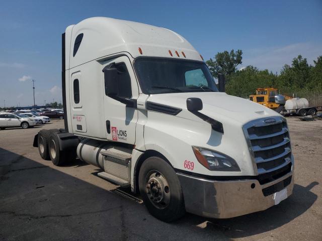  Salvage Freightliner Cascadia 1