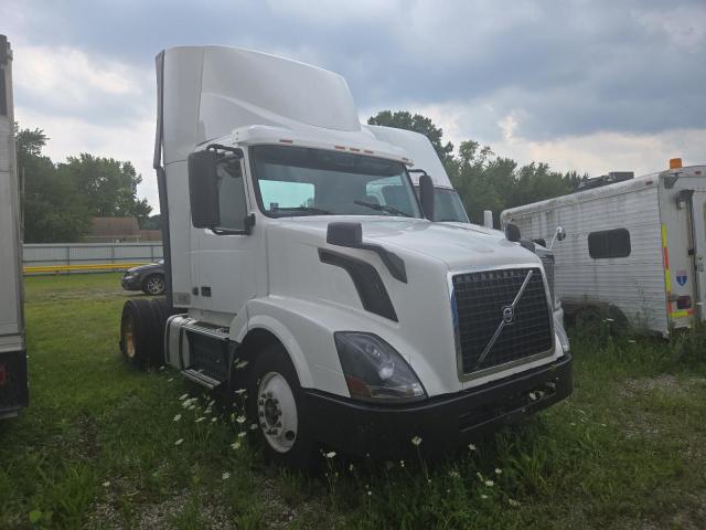  Salvage Volvo Vn