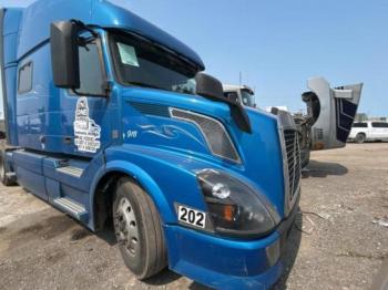  Salvage Volvo Vn