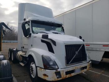  Salvage Volvo Vn