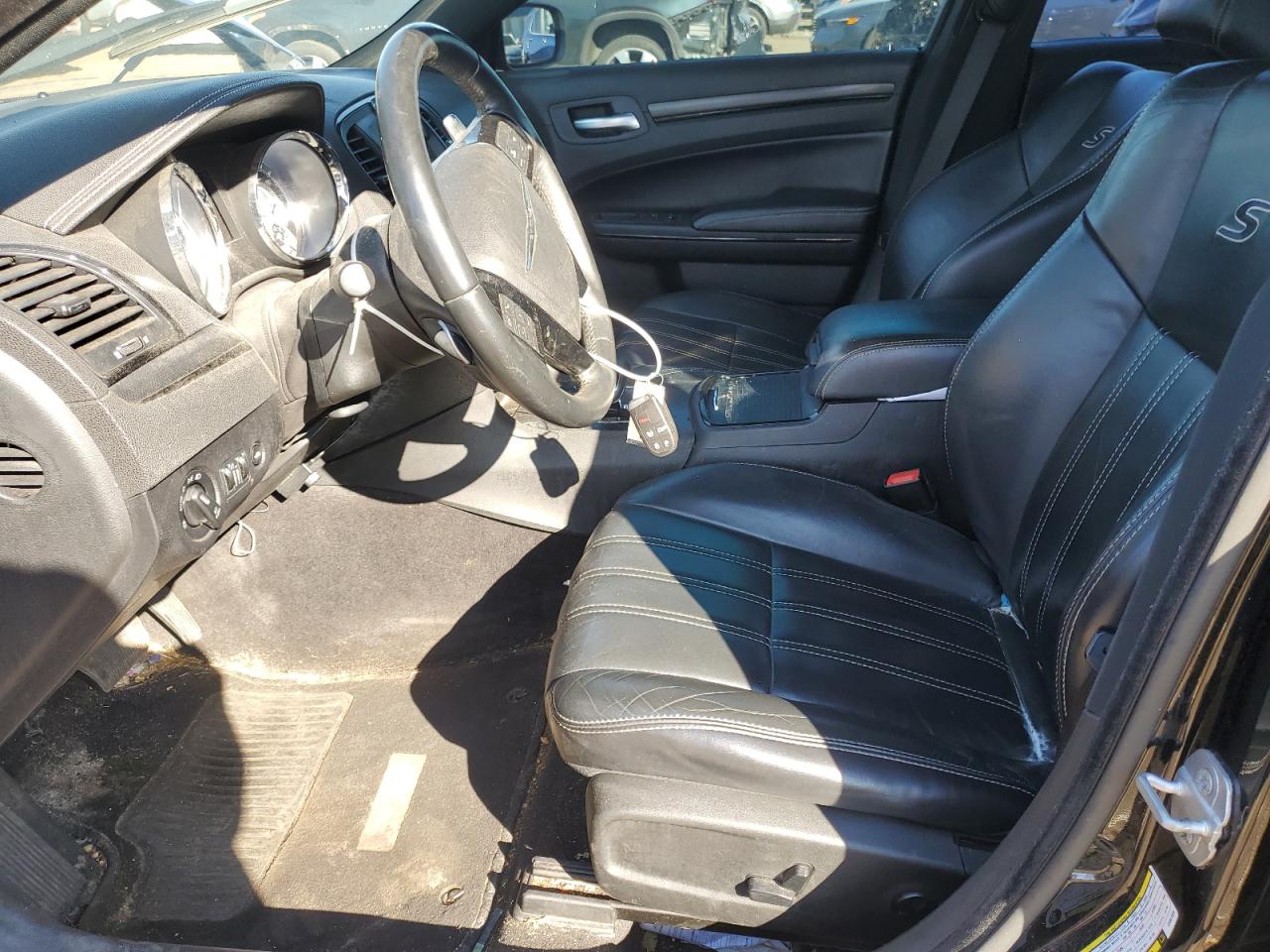 Chrysler 300 S Image 8