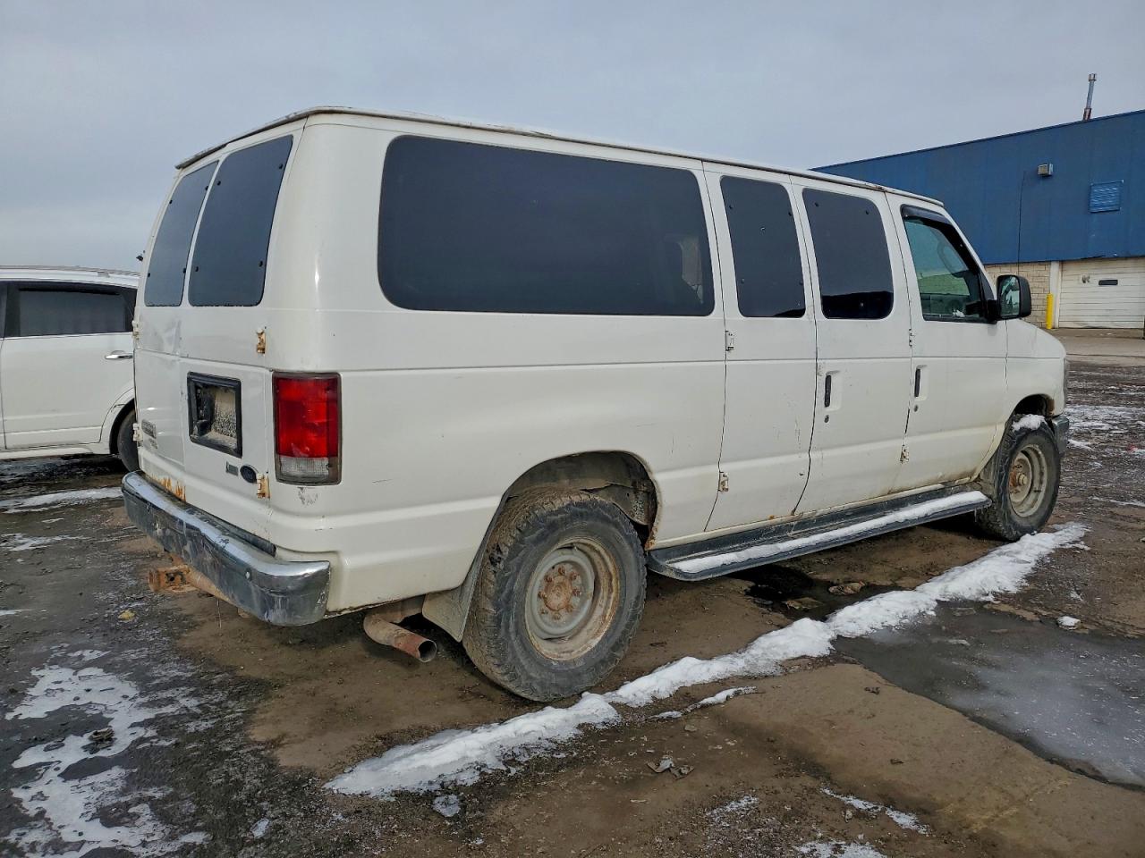 Ford Econoline E350 Super Duty Wagon Image 2
