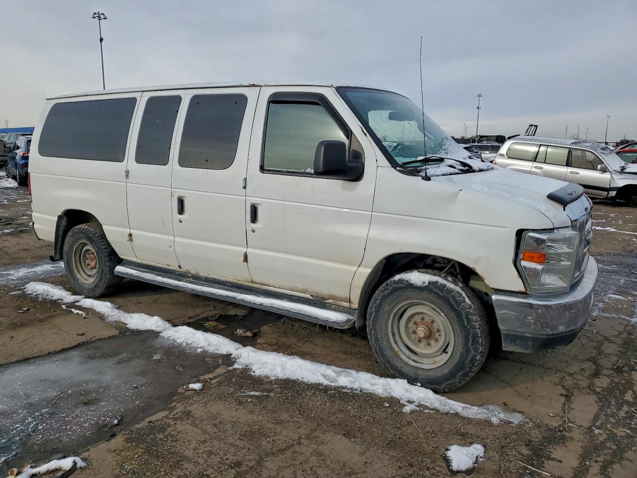 Ford Econoline E350 Super Duty Wagon Image 9