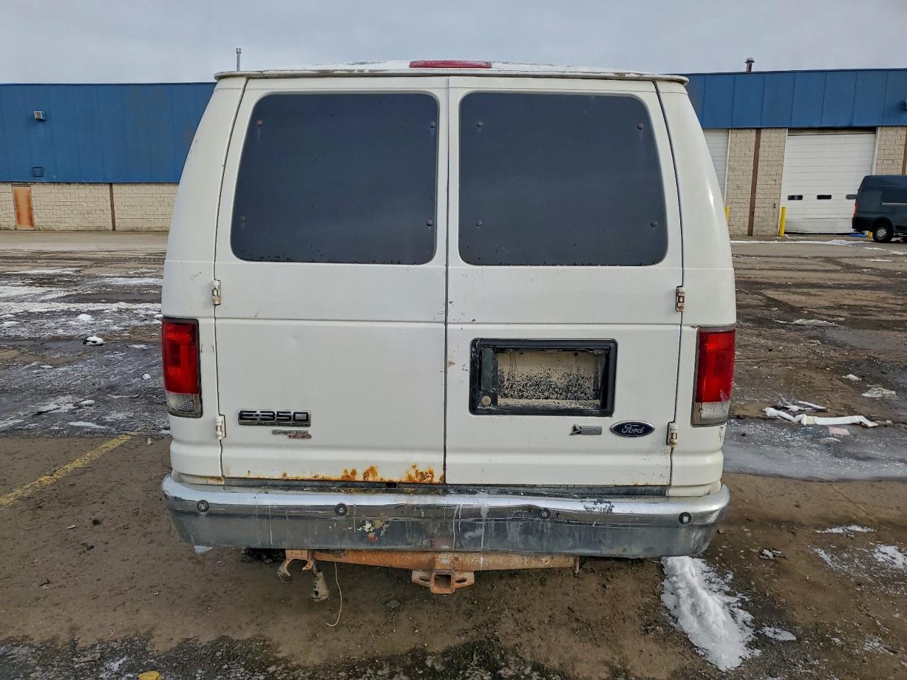 Ford Econoline E350 Super Duty Wagon Image 11