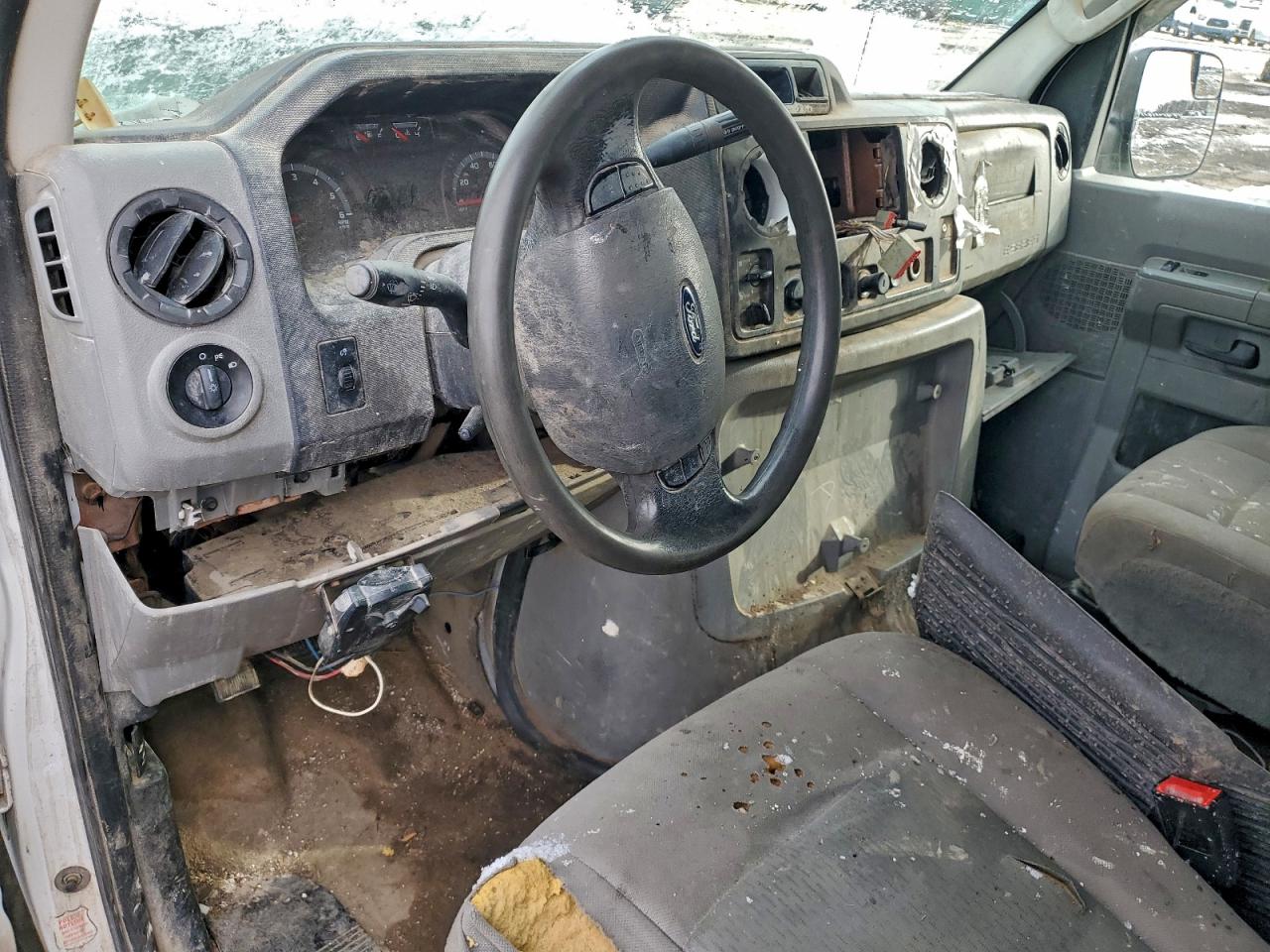 Ford Econoline E350 Super Duty Wagon Image 3