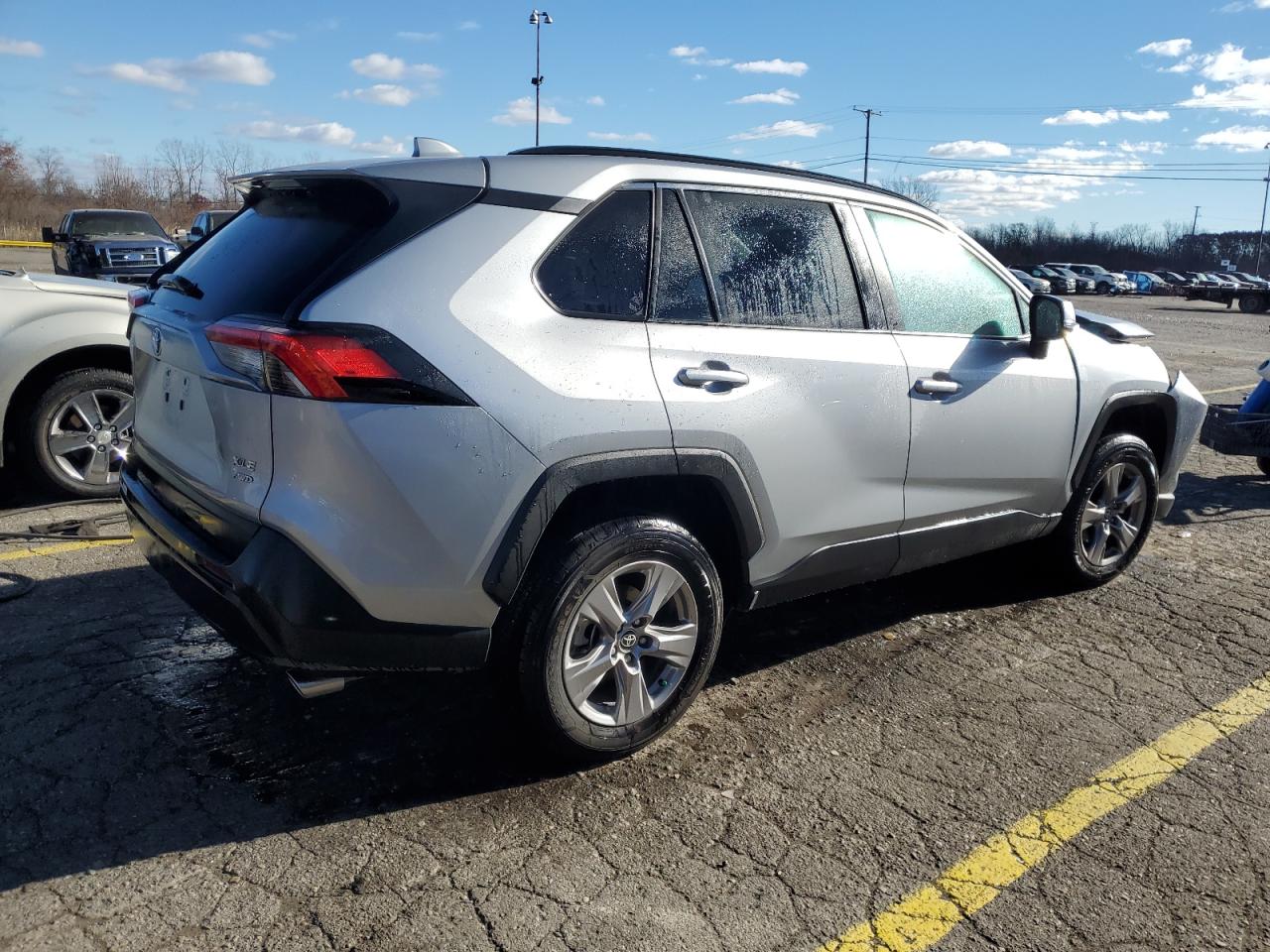 Toyota RAV4 Xle Image 3