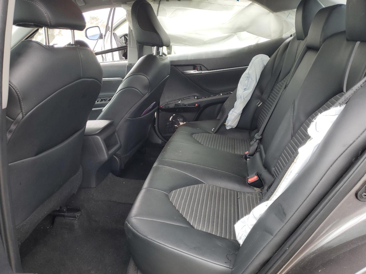 Toyota Camry Se Image 10