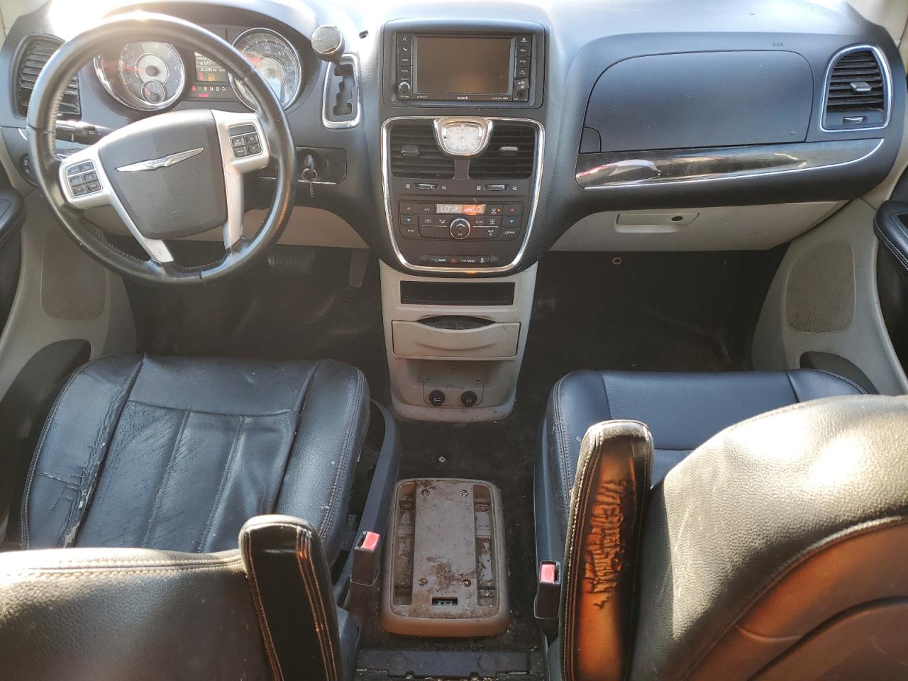 Chrysler Minivan Touring Image 9