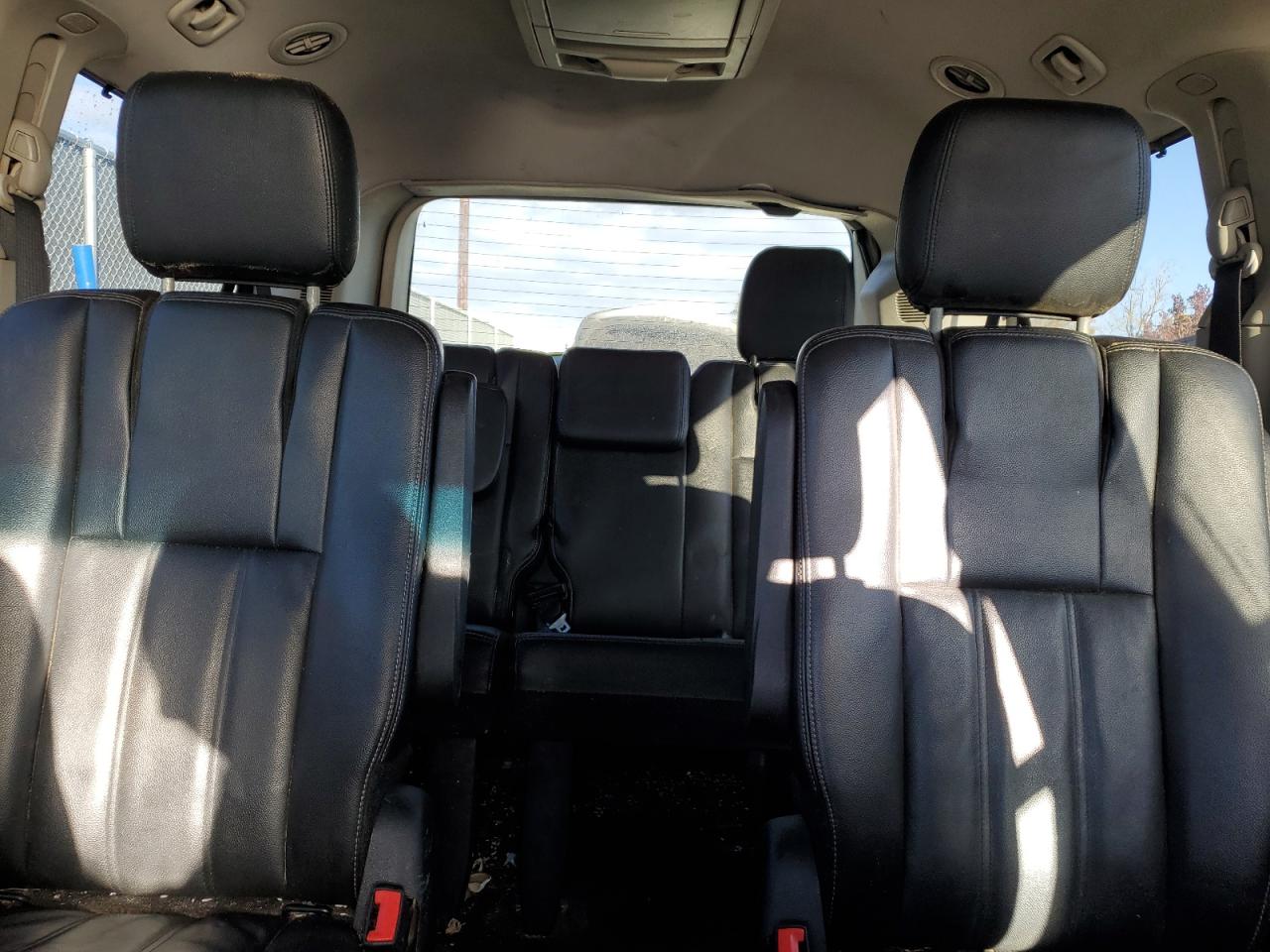 Chrysler Minivan Touring Image 6