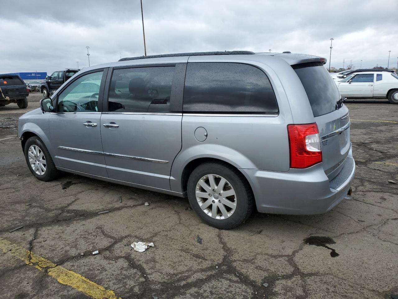 Chrysler Minivan Touring Image 2