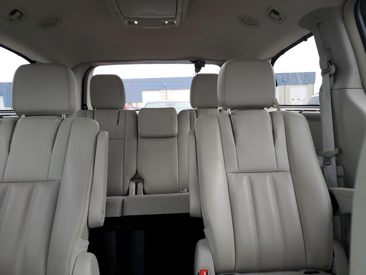 Chrysler Minivan Touring Image 7