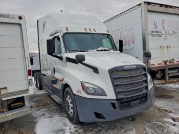  Salvage Freightliner Cascadia 1