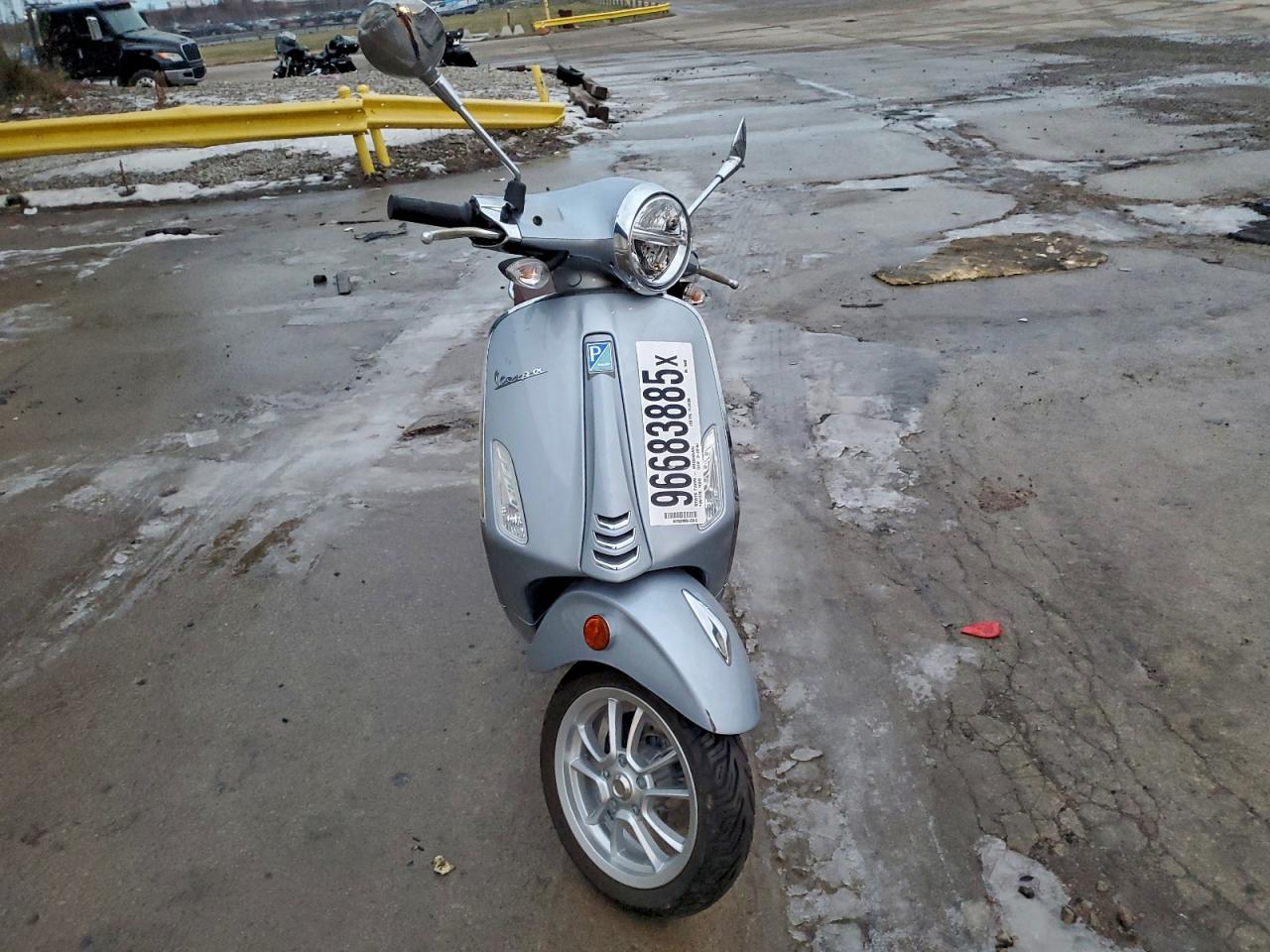 Vespa Scooter 50 Image 2