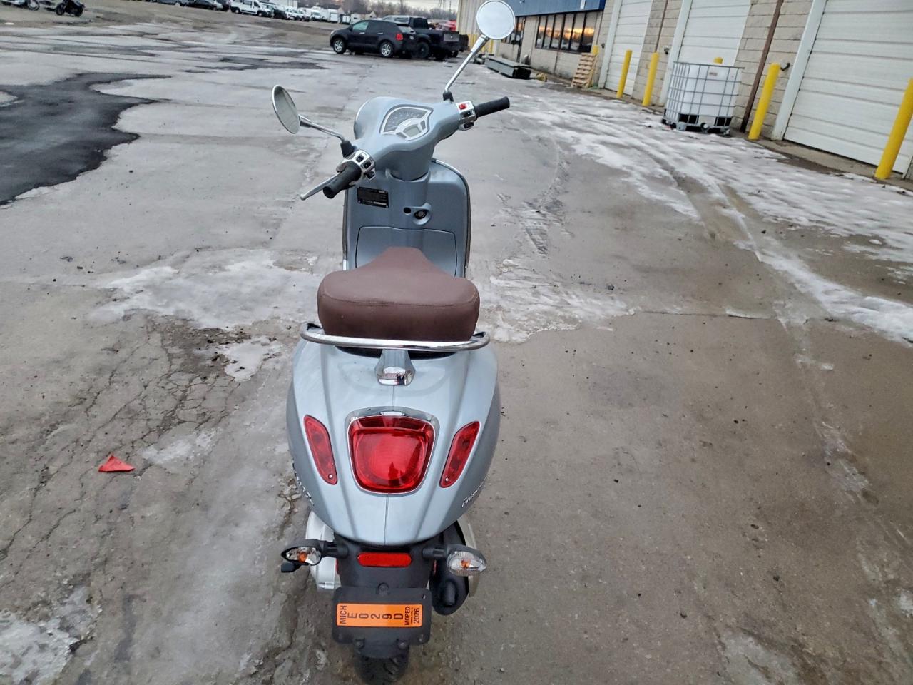 Vespa Scooter 50 Image 3