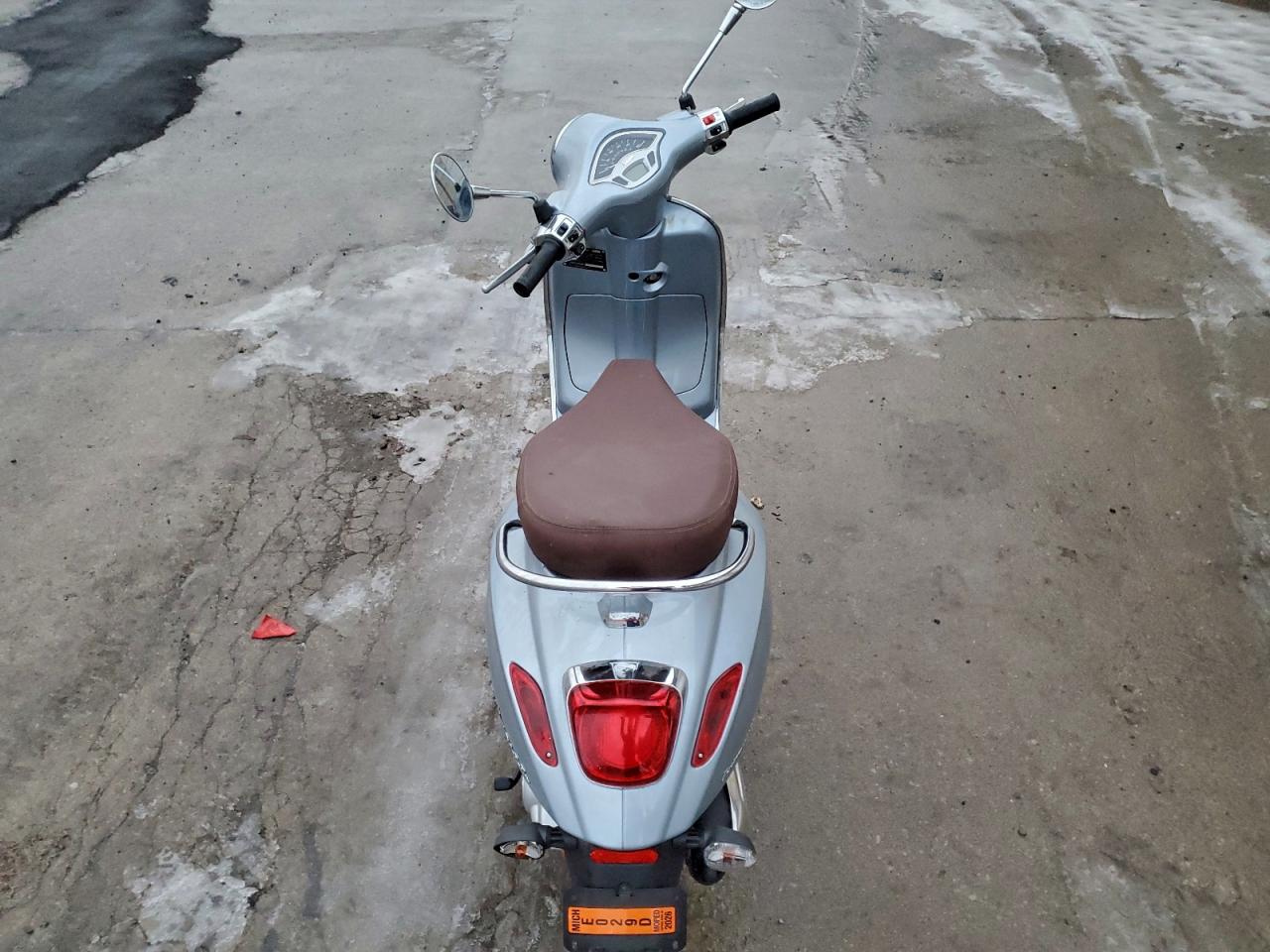 Vespa Scooter 50 Image 7