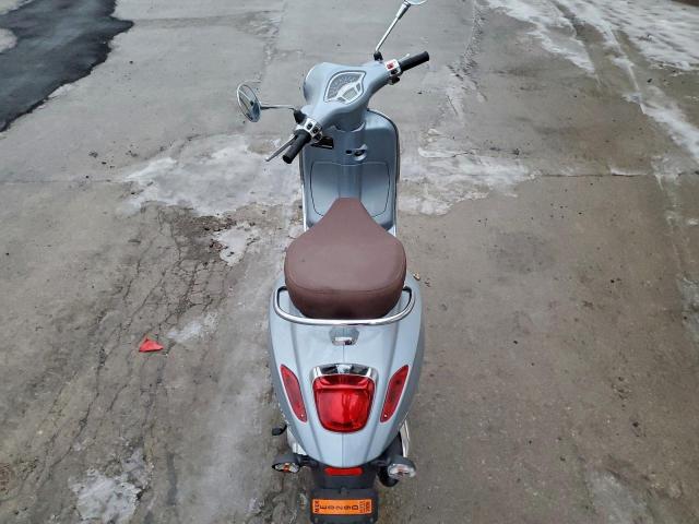 Vespa Scooter 50 Image 7