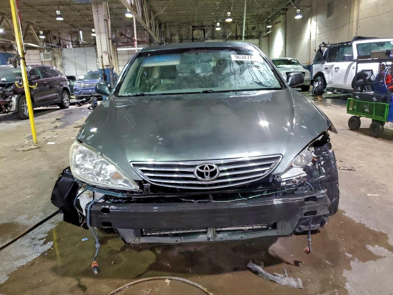 Toyota Camry Le Image 2