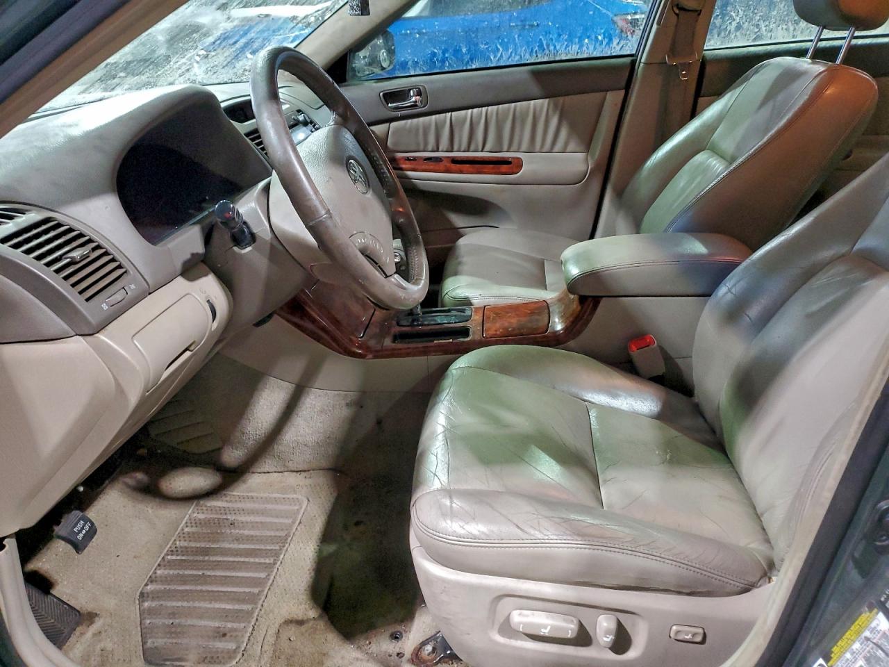 Toyota Camry Le Image 8