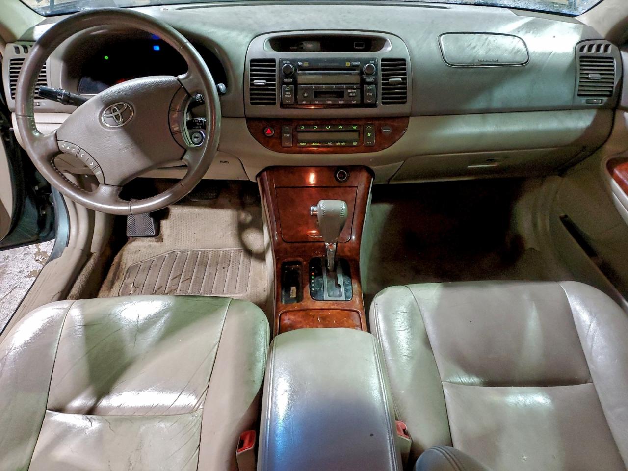 Toyota Camry Le Image 6