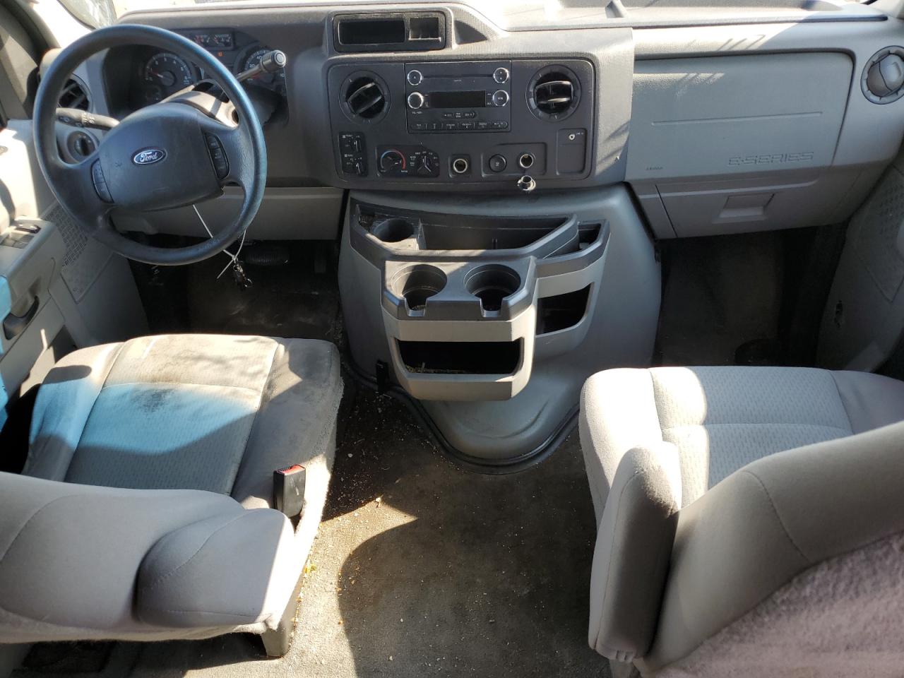 Ford Econoline E350 Super Duty Wagon Image 12