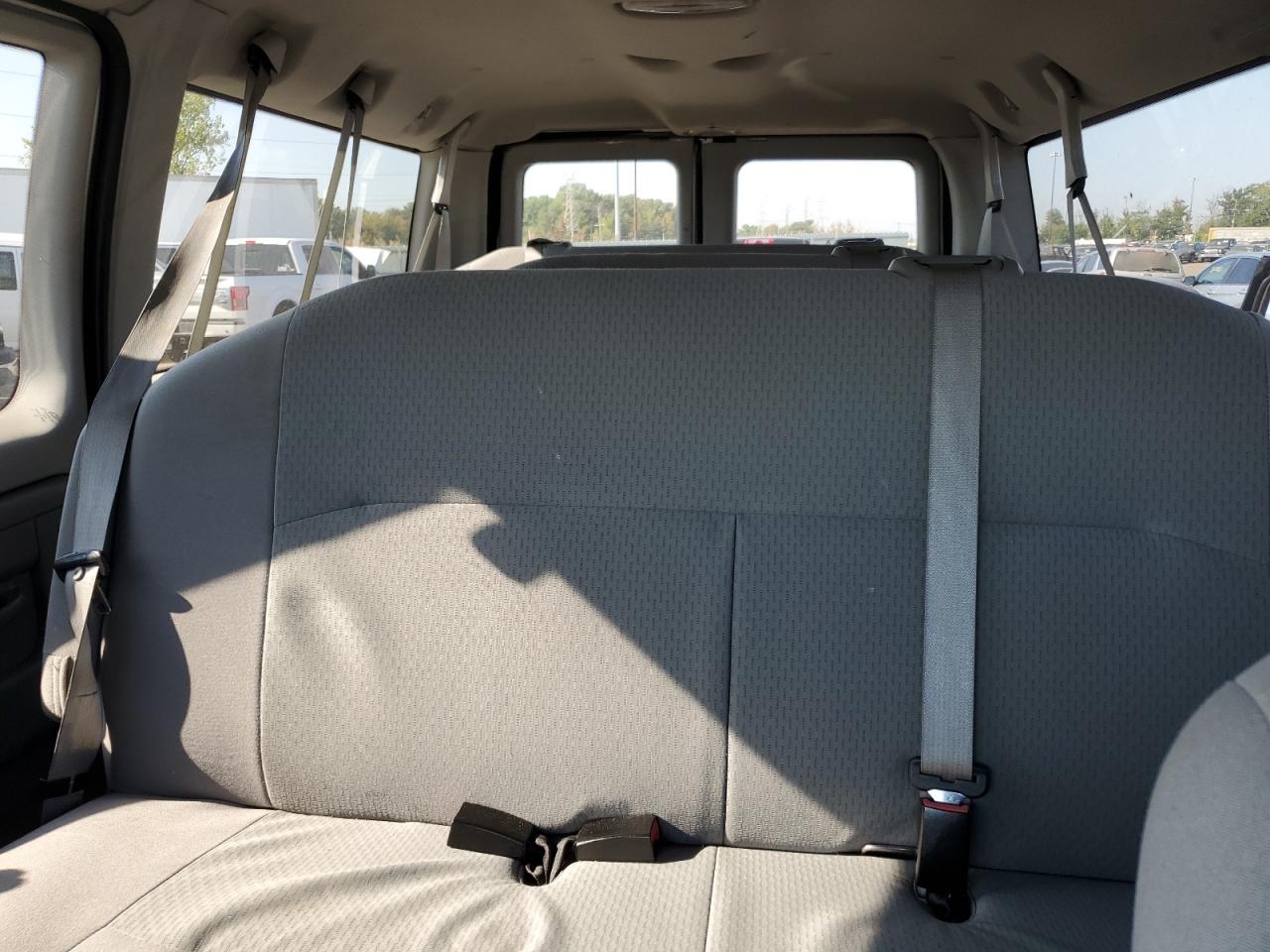 Ford Econoline E350 Super Duty Wagon Image 2