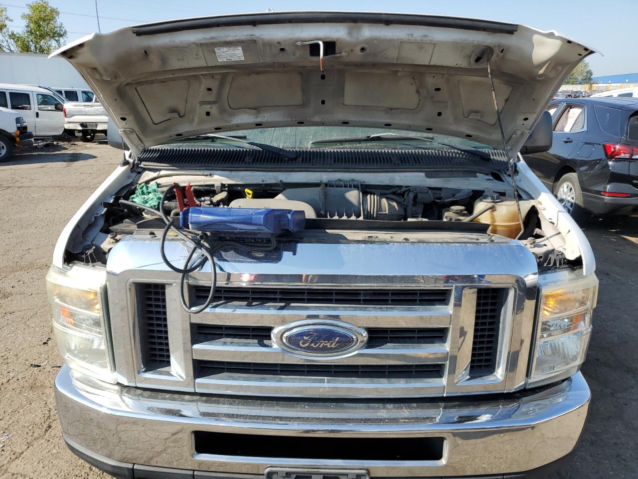 Ford Econoline E350 Super Duty Wagon Image 6