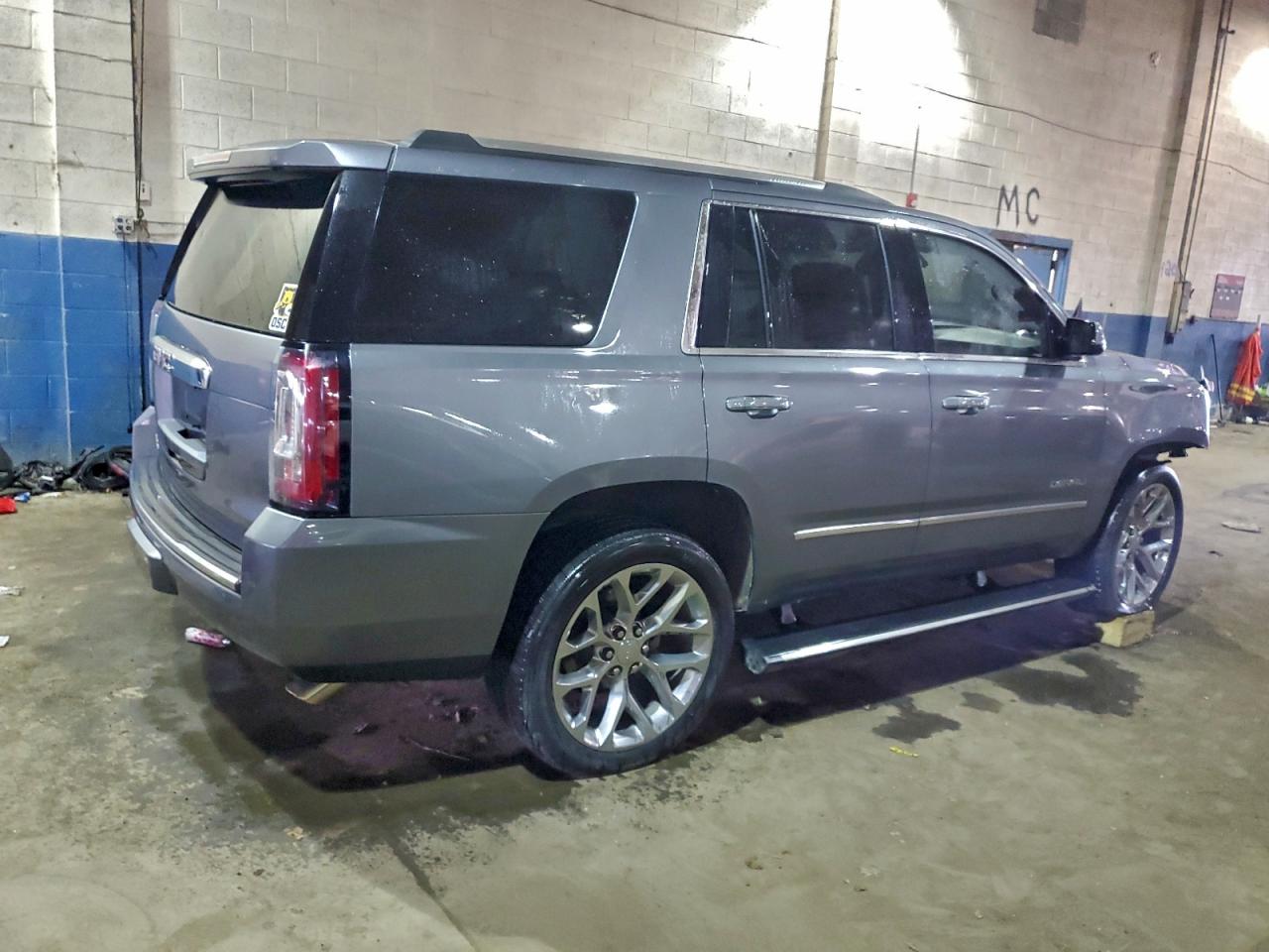 GMC Yukon Denali Image 3