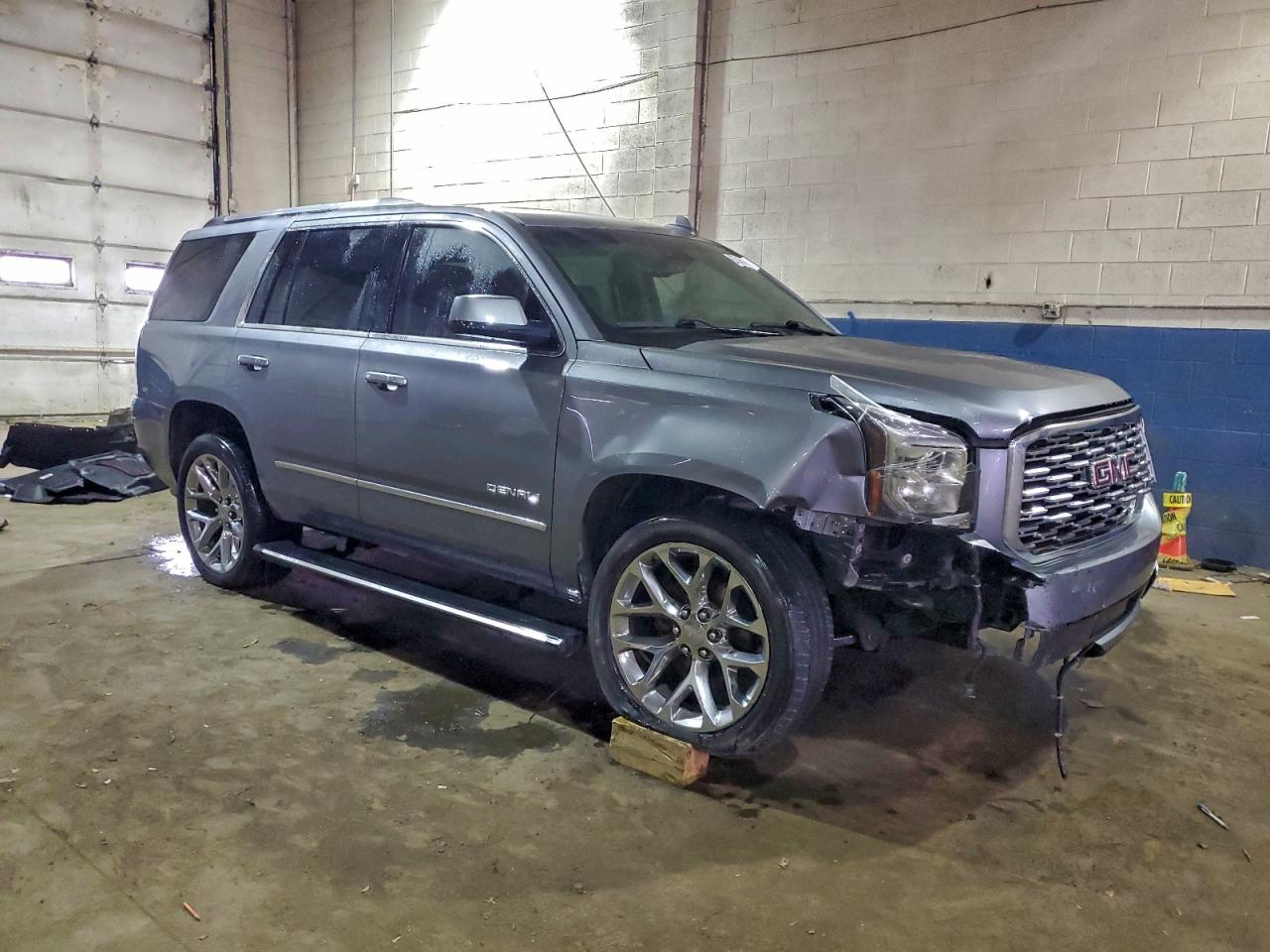 GMC Yukon Denali Image 5