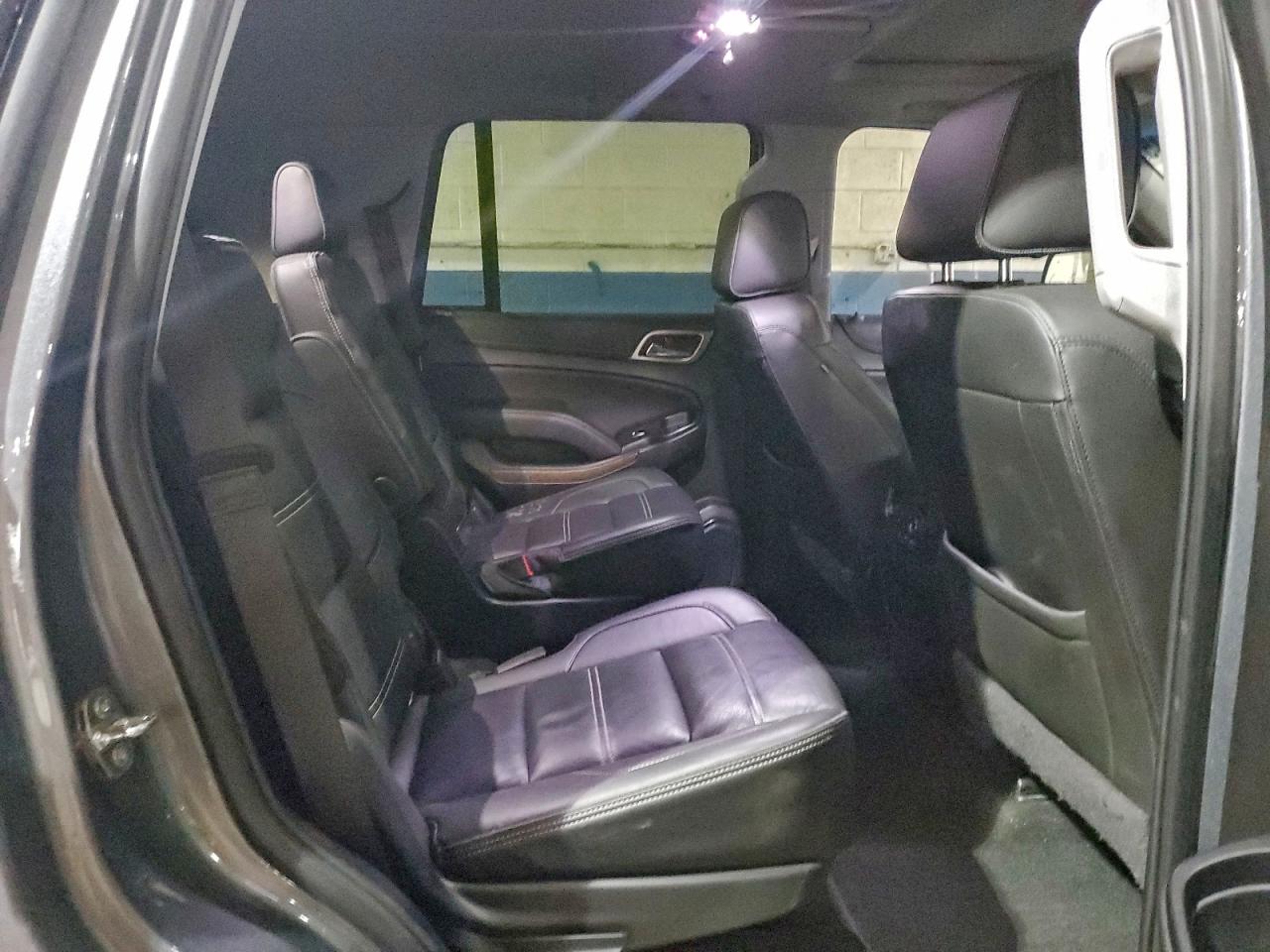 GMC Yukon Denali Image 4