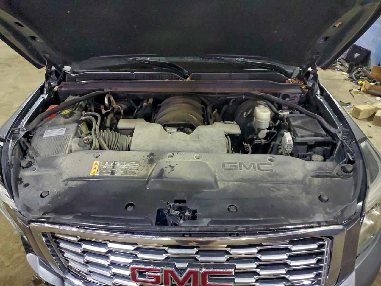 GMC Yukon Denali Image 9