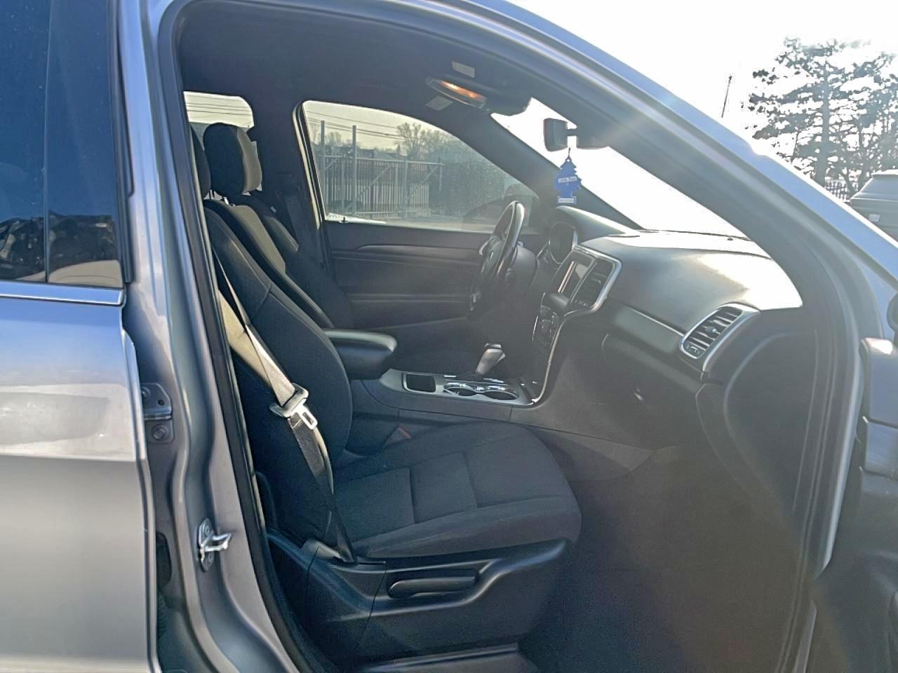 Jeep Grand Cherokee Laredo Image 3