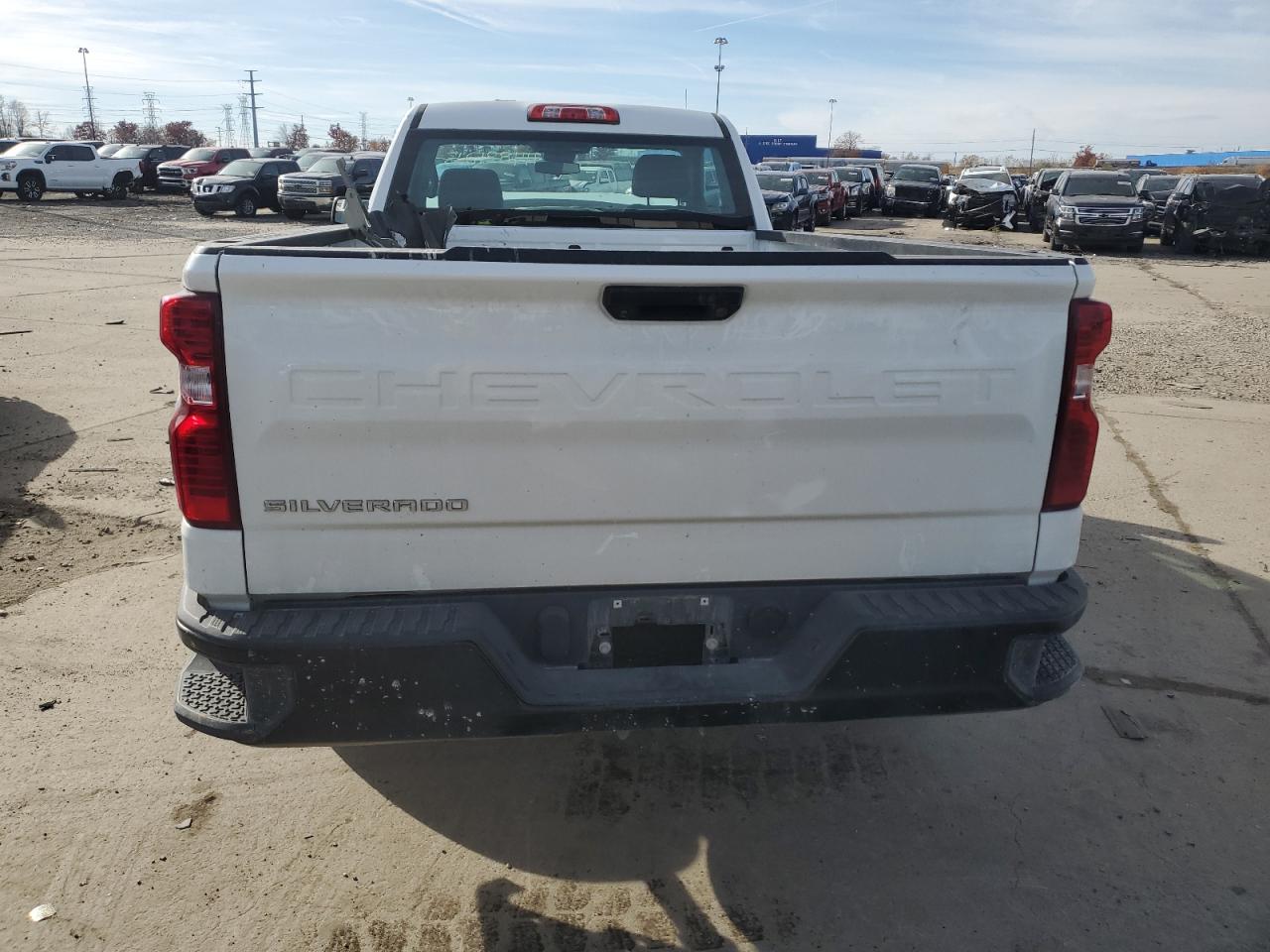 Chevrolet Silverado C1500 Image 3