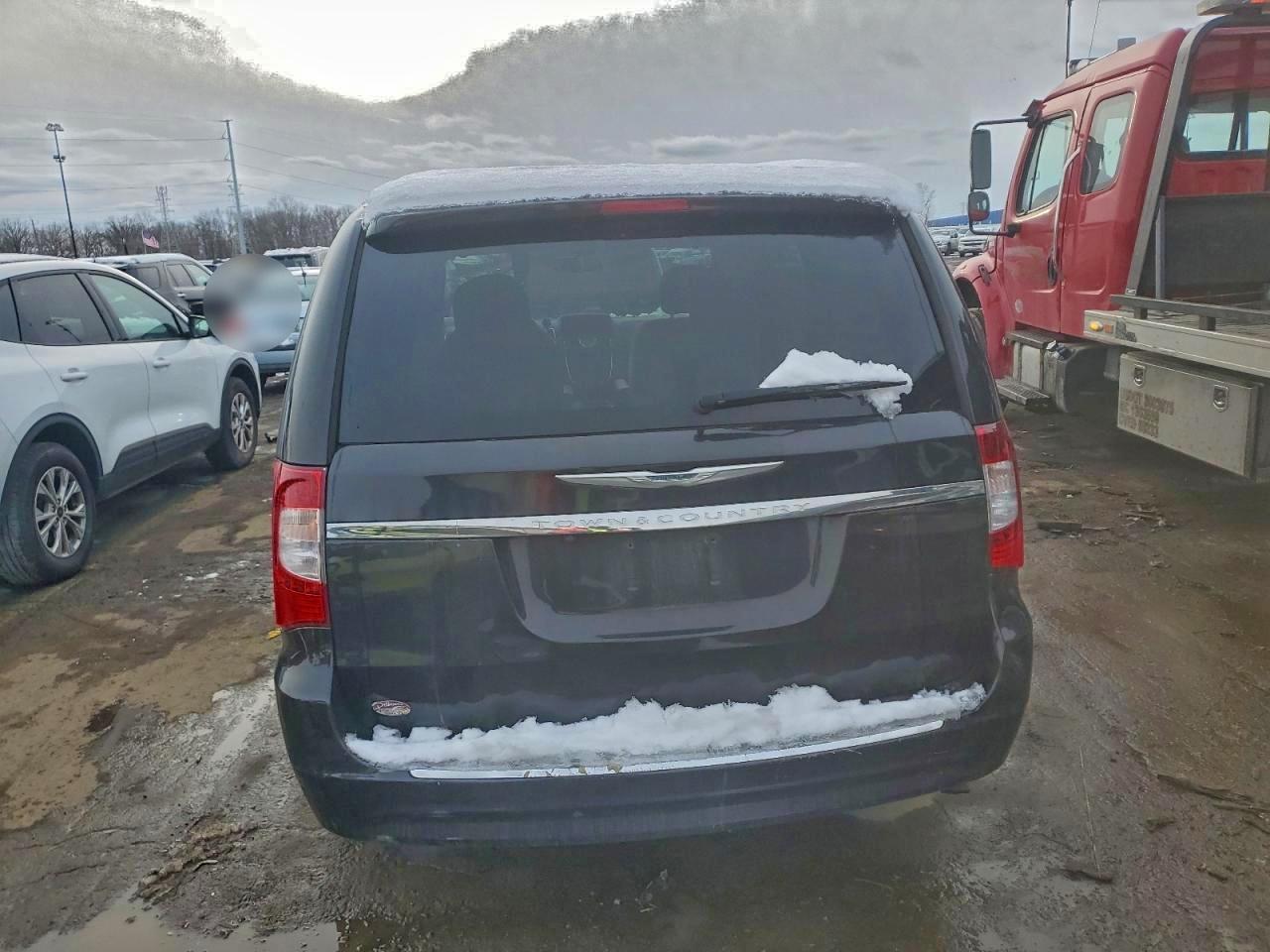 Chrysler Minivan Touring Image 4