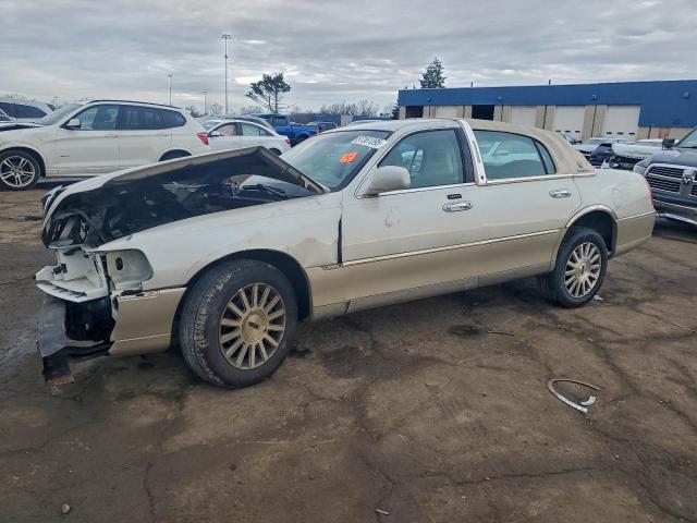  Salvage Lincoln Towncar