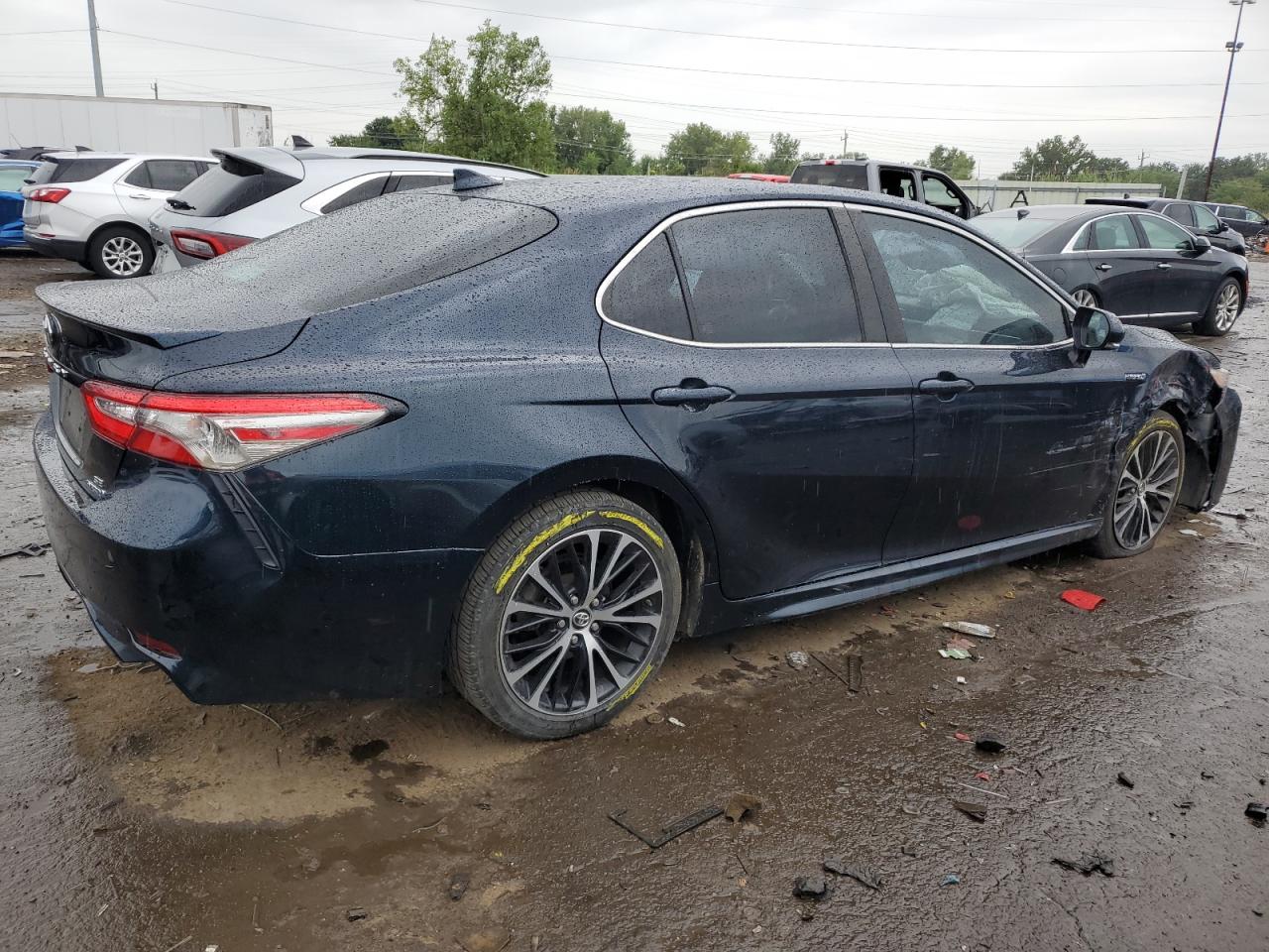 Toyota Camry Hybrid Image 3