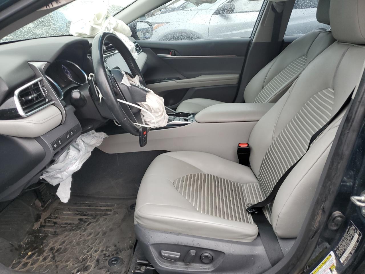 Toyota Camry Hybrid Image 7