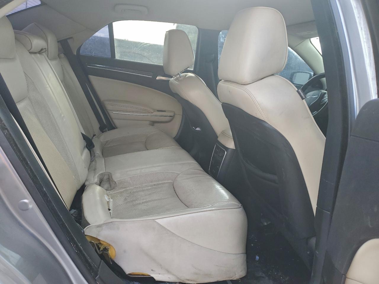 Chrysler 300 Limited Image 11