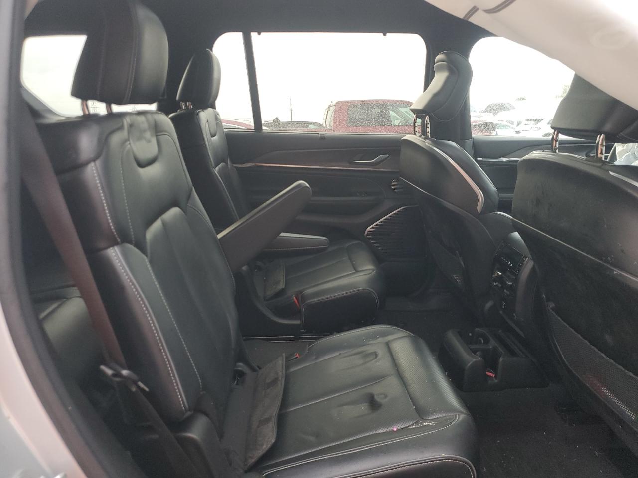 Jeep Grand Cherokee L Overland Image 2