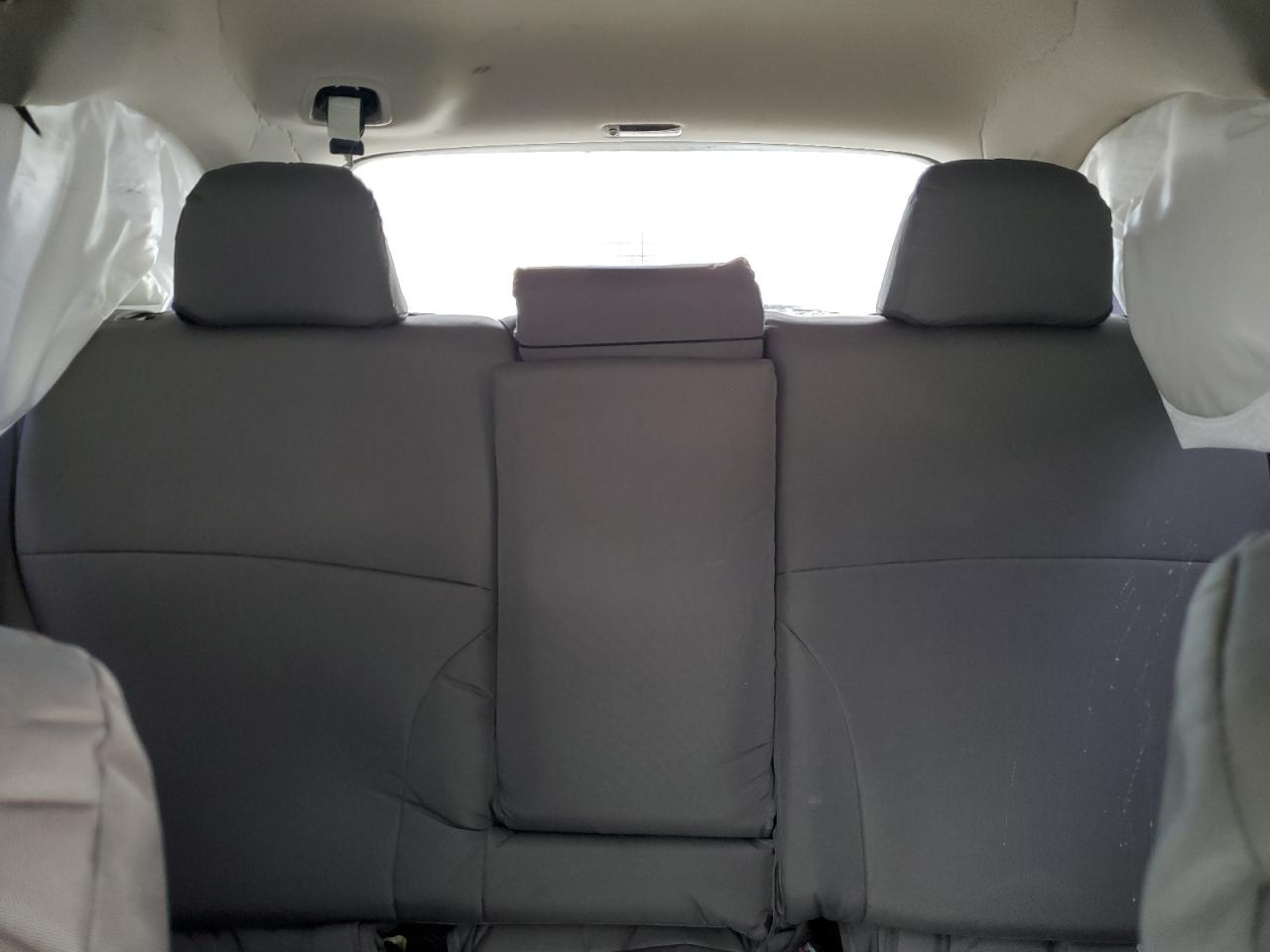 Subaru Outback 2.5i Image 9