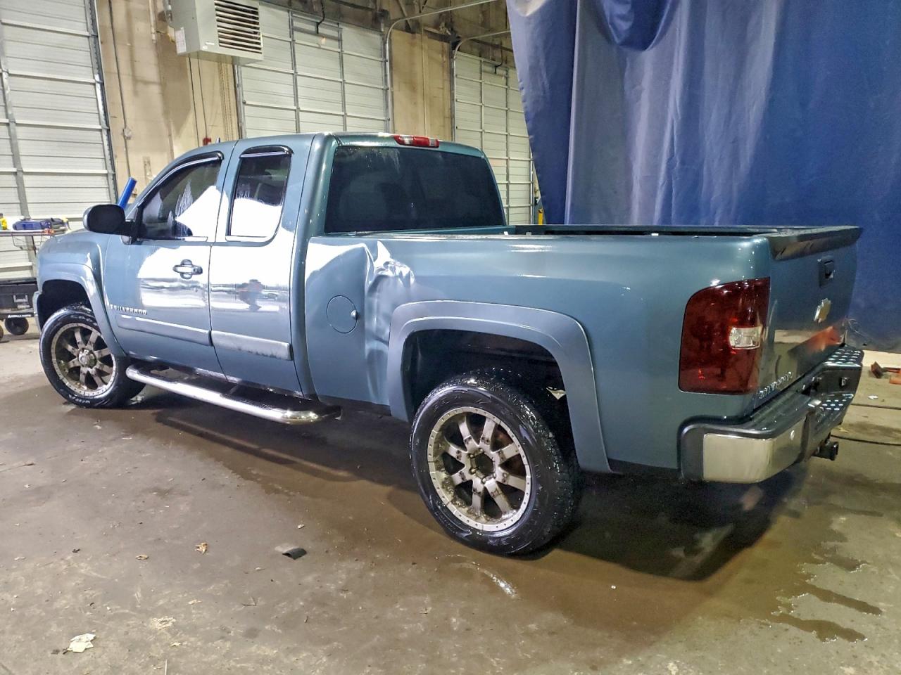 Chevrolet Silverado K1500 Image 3