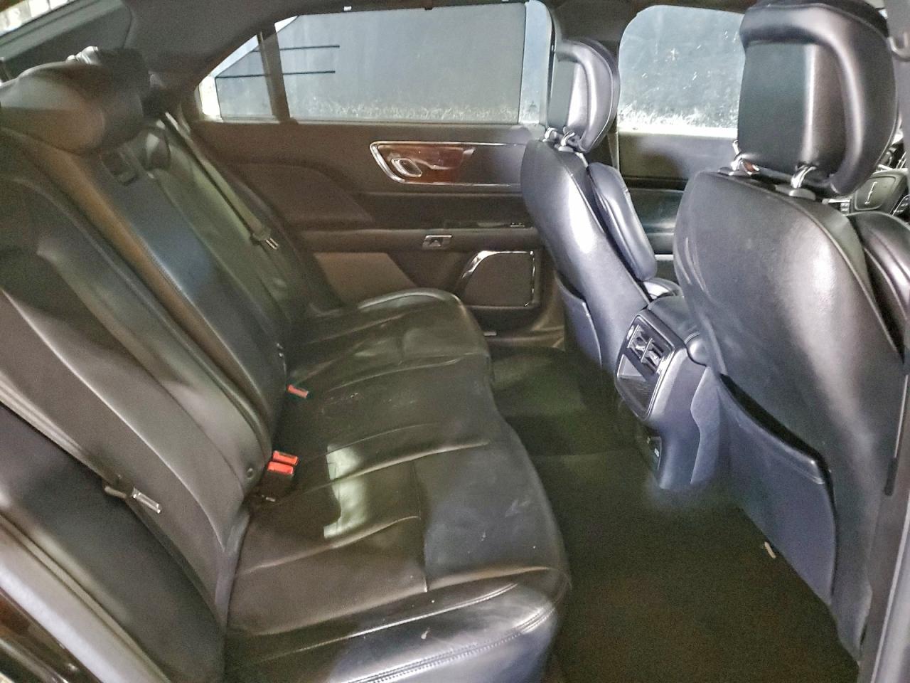 Lincoln Continental Image 10