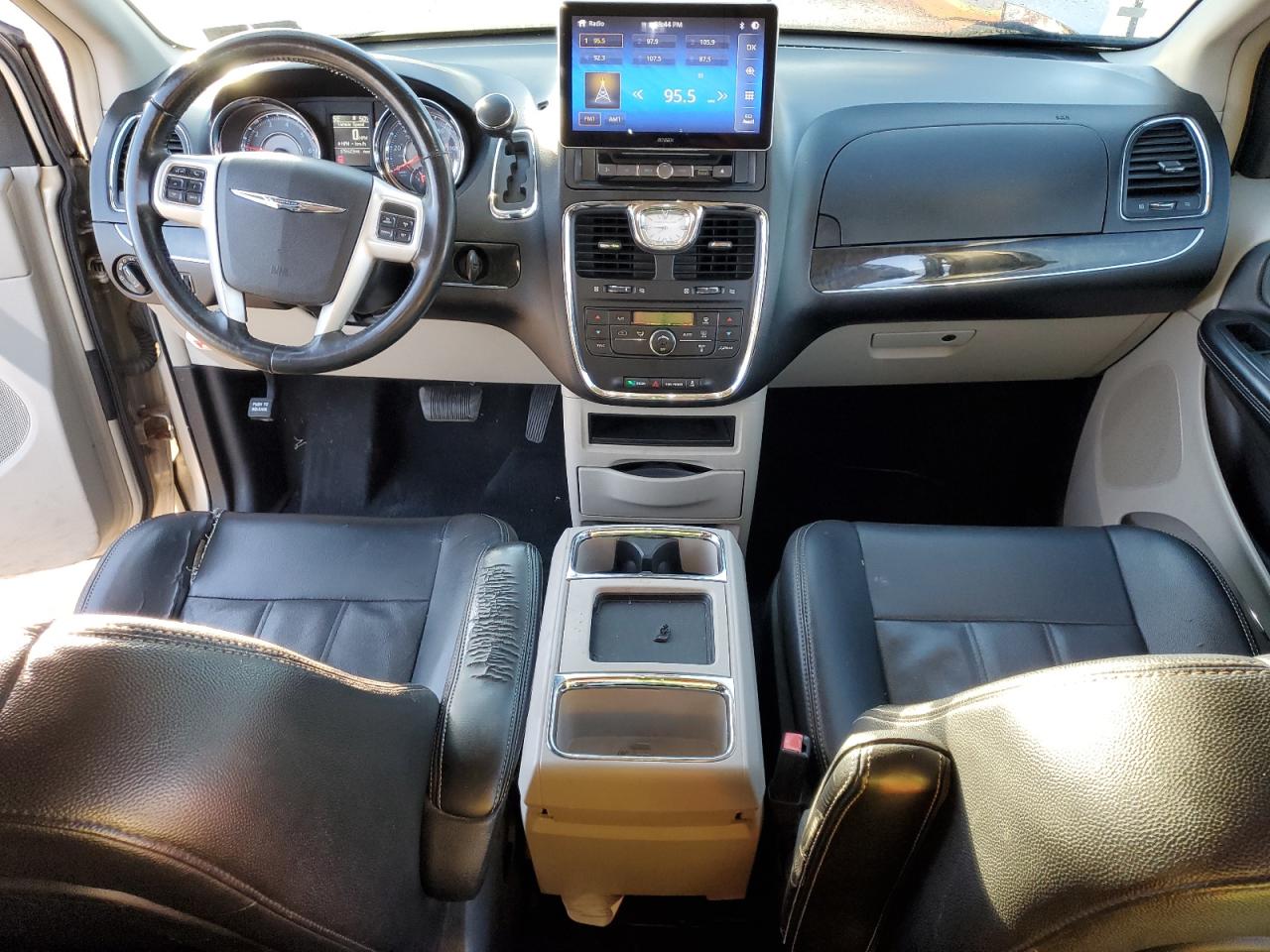 Chrysler Minivan Touring Image 12