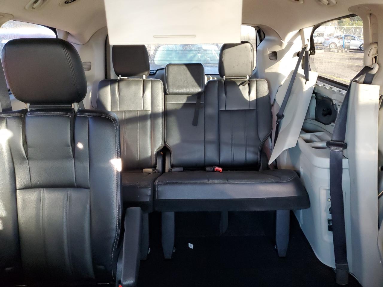 Chrysler Minivan Touring Image 8