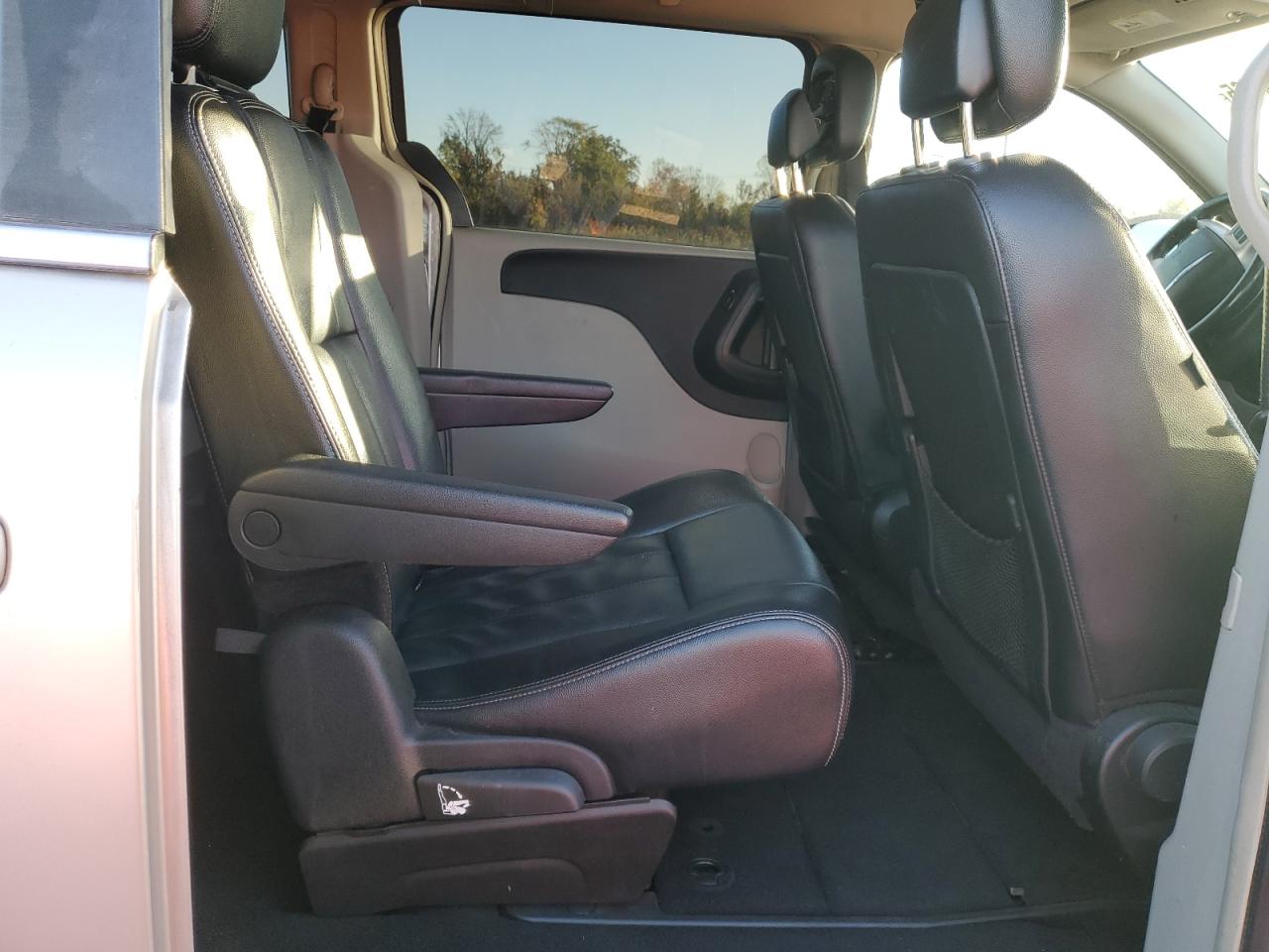 Chrysler Minivan Touring Image 5